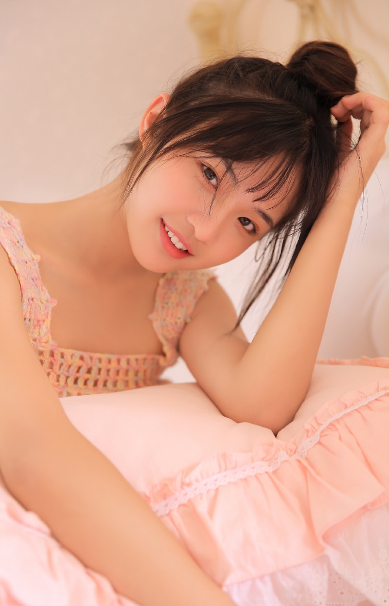 丸子头萌妹子床上慵懒随性写真