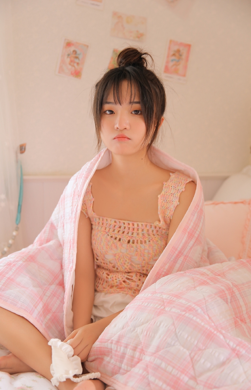 丸子头萌妹子床上慵懒随性写真