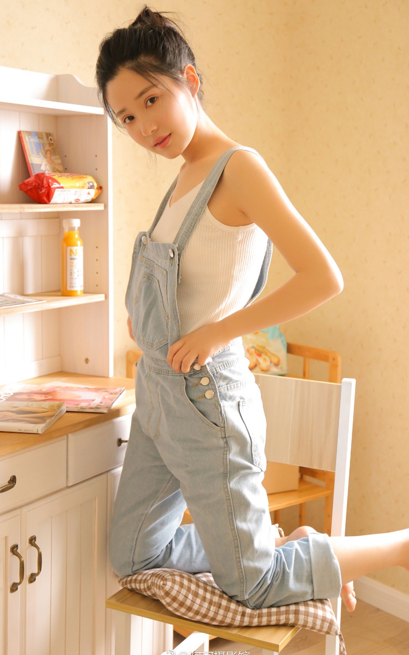 马尾辫美眉牛仔背带裤私房写真