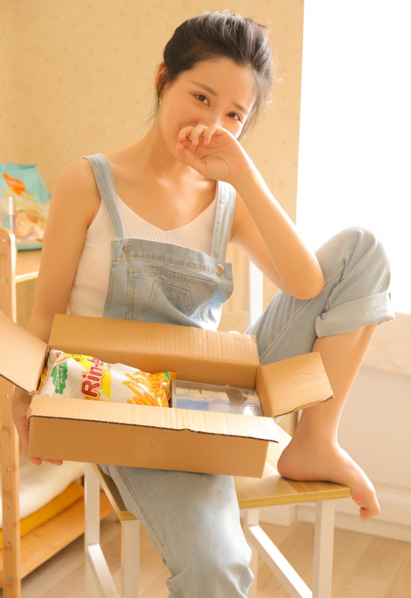 马尾辫美眉牛仔背带裤私房写真