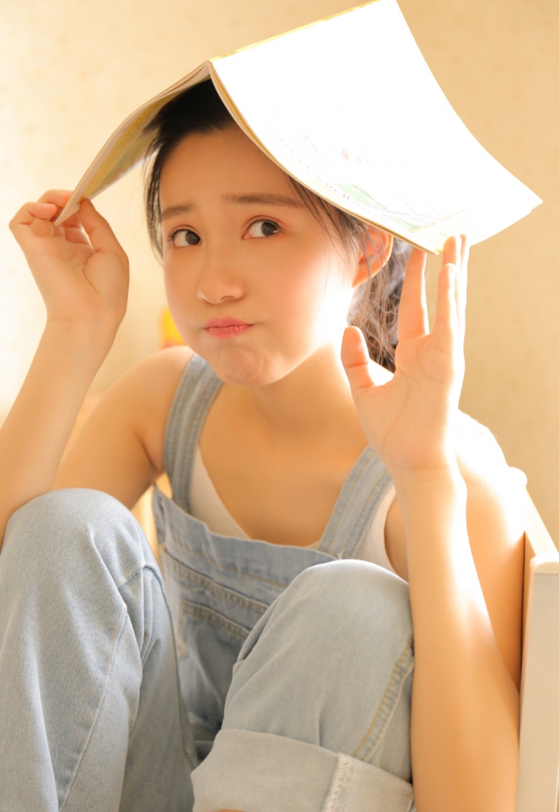 马尾辫美眉牛仔背带裤私房写真