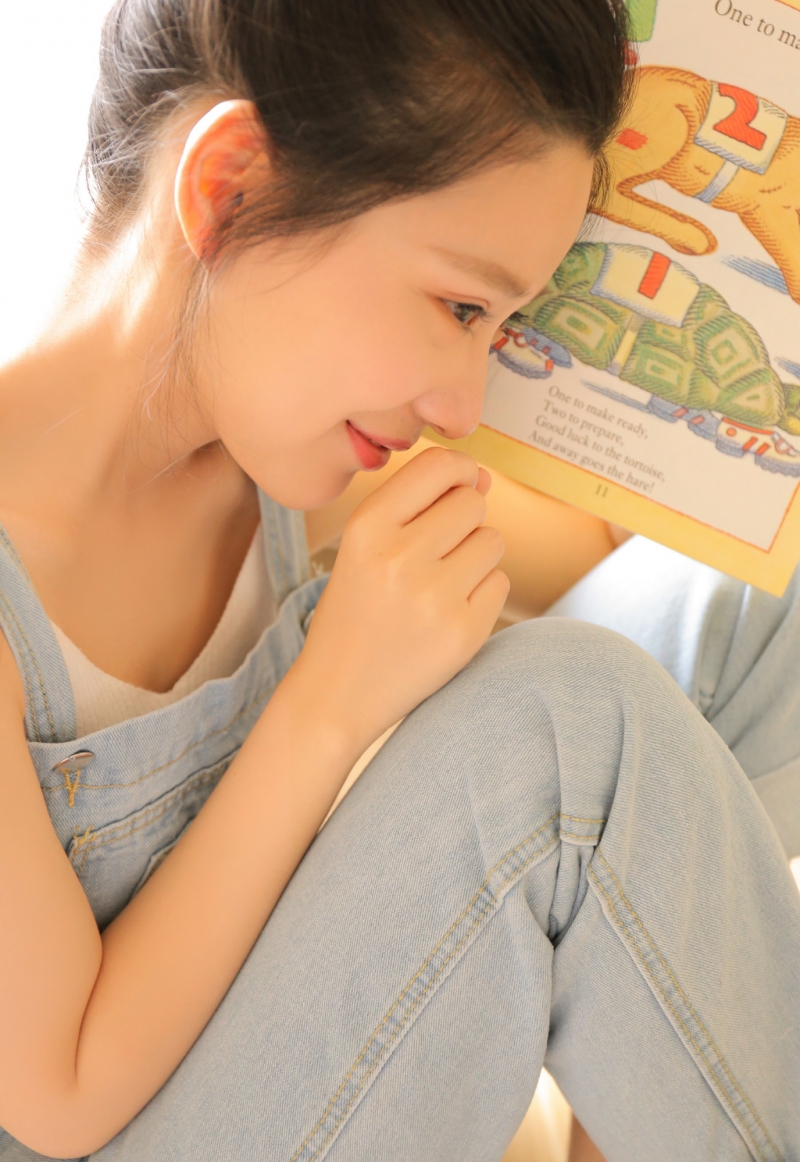 马尾辫美眉牛仔背带裤私房写真