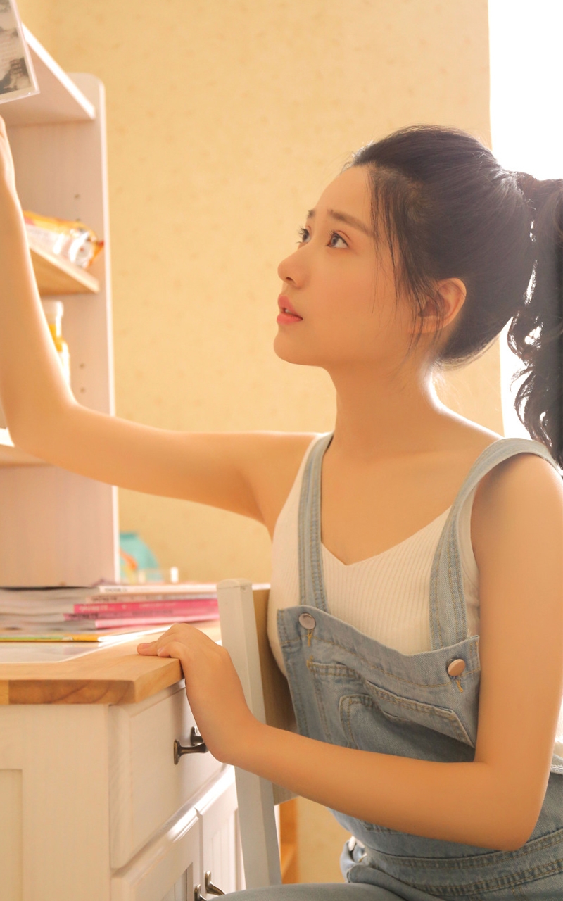 马尾辫美眉牛仔背带裤私房写真