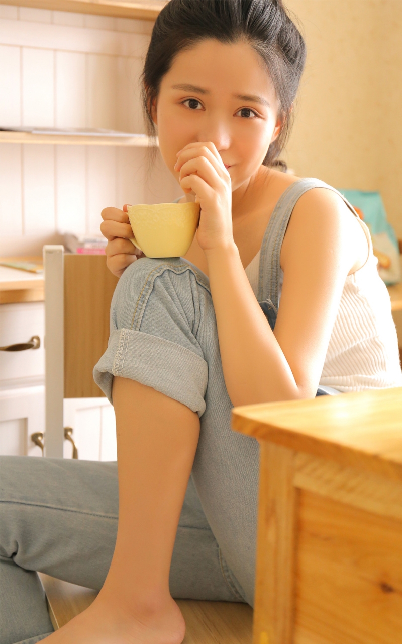 马尾辫美眉牛仔背带裤私房写真