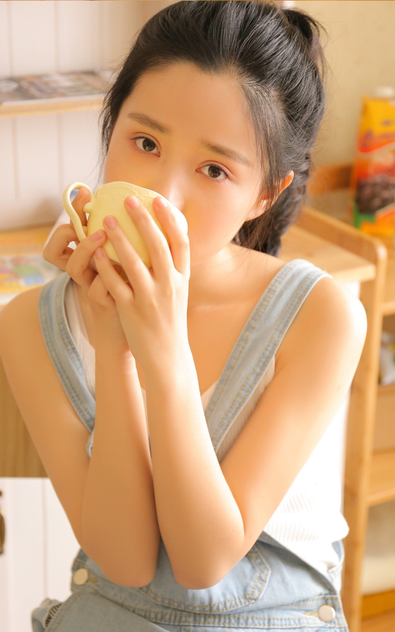 马尾辫美眉牛仔背带裤私房写真