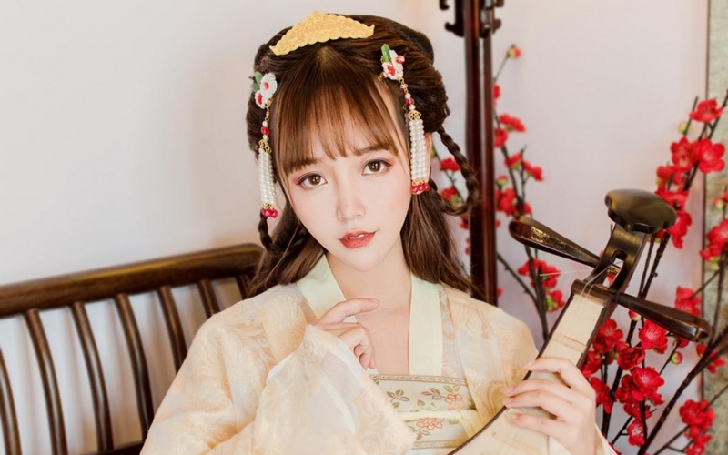 古装美女饱读诗书满腹才华图片