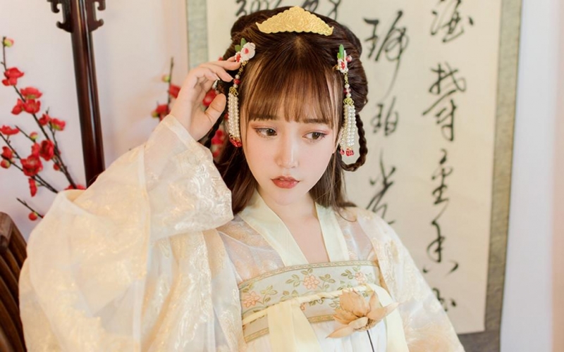 古装美女饱读诗书满腹才华图片