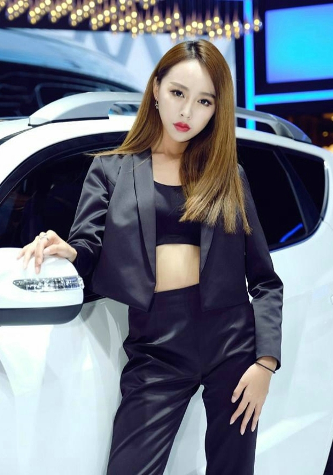 金发女郎露脐装小蛮腰车展私拍