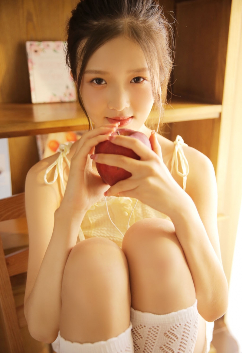 高马尾萌妹子白丝美腿室内写真