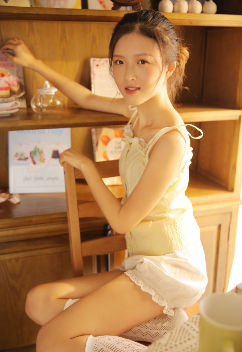 高马尾萌妹子白丝美腿室内写真