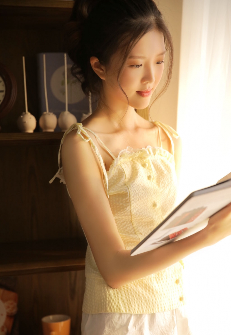 高马尾萌妹子白丝美腿室内写真