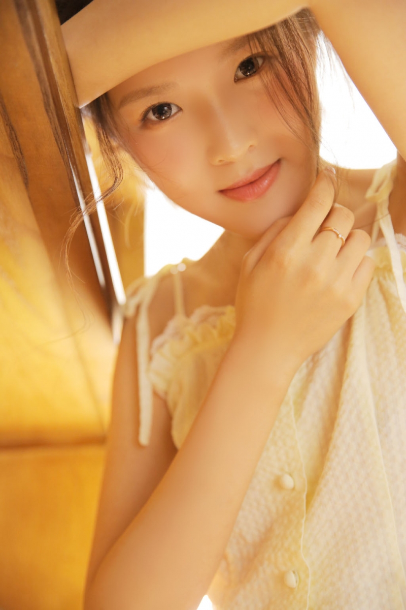 高马尾萌妹子白丝美腿室内写真