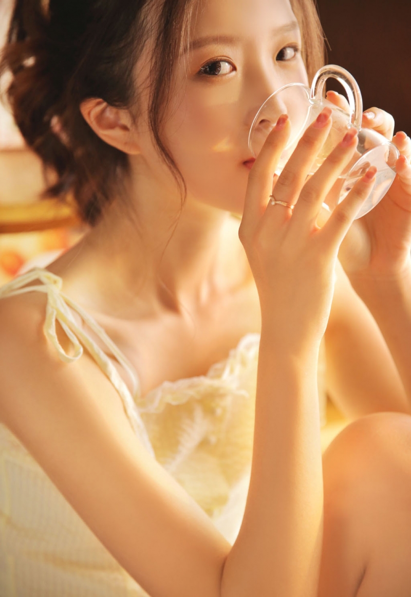 高马尾萌妹子白丝美腿室内写真