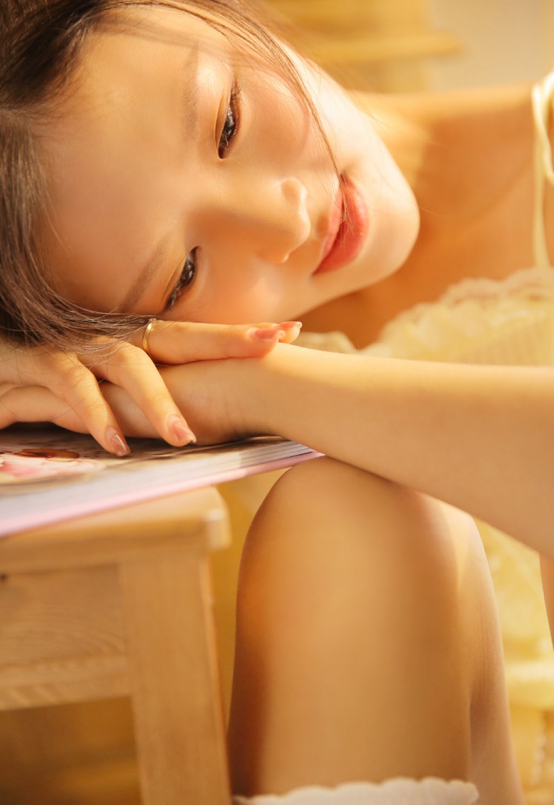 高马尾萌妹子白丝美腿室内写真