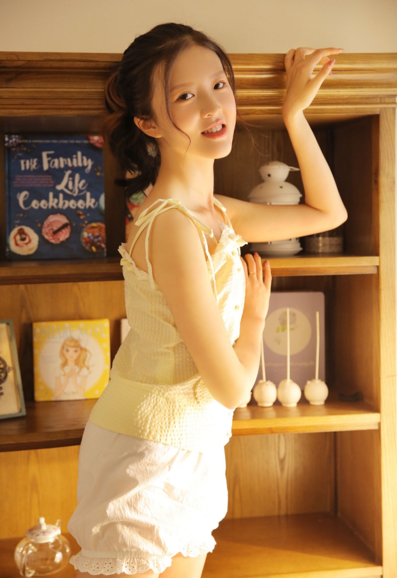 高马尾萌妹子白丝美腿室内写真