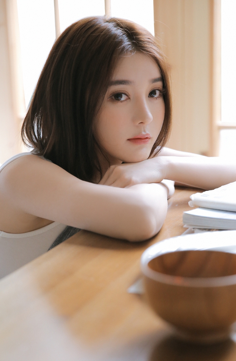 短发美女清新可人室内个人写真