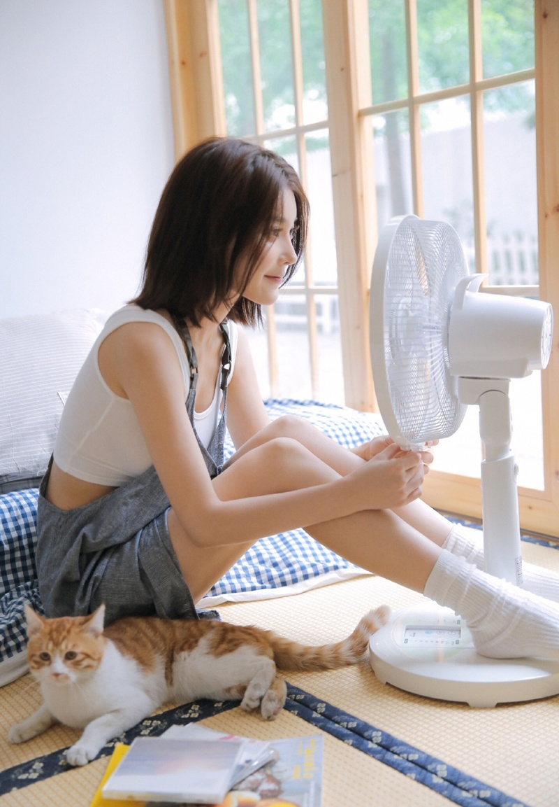 短发美女清新可人室内个人写真