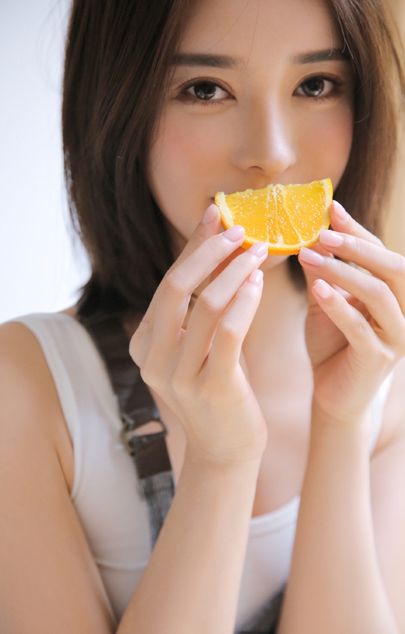 短发美女清新可人室内个人写真