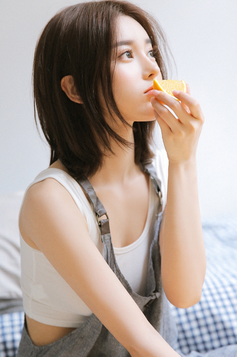 短发美女清新可人室内个人写真