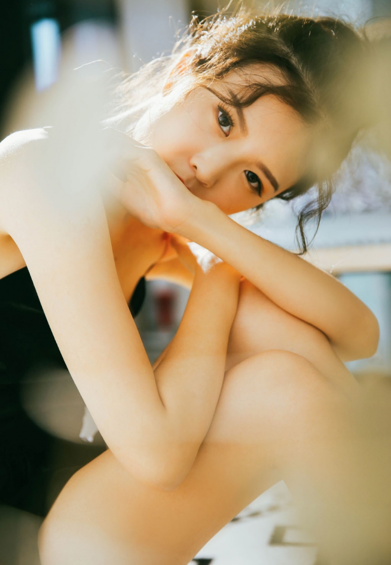 阳光下的性感少女香肩美背私拍