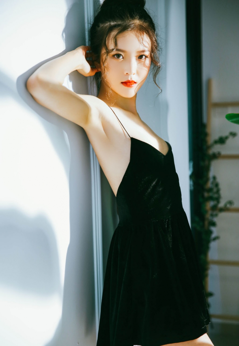 阳光下的性感少女香肩美背私拍