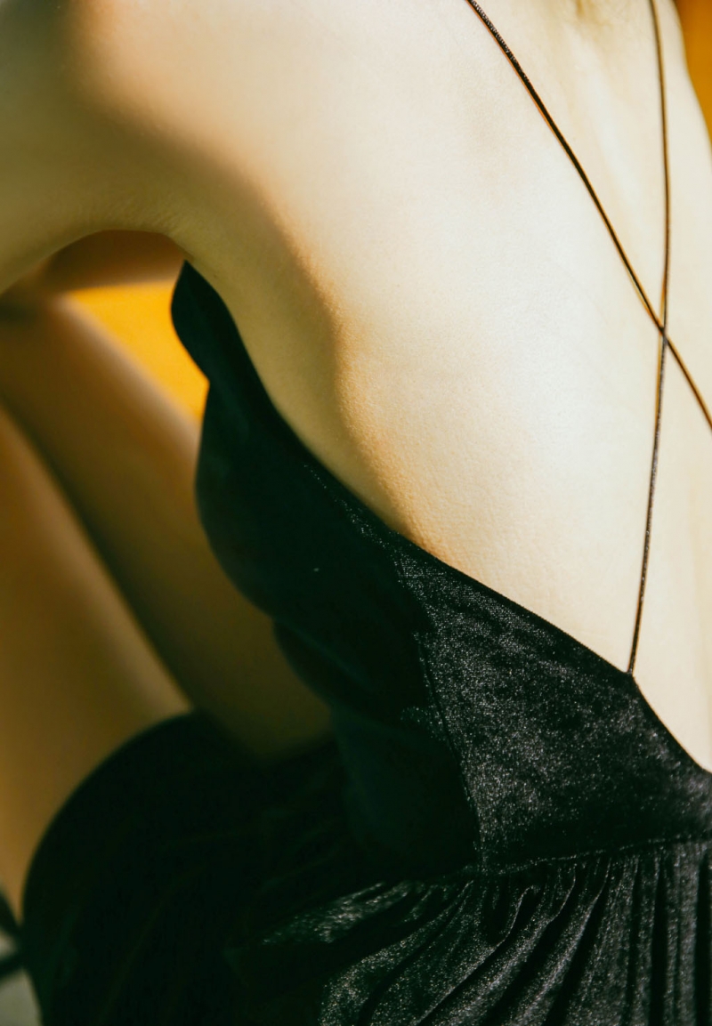 阳光下的性感少女香肩美背私拍