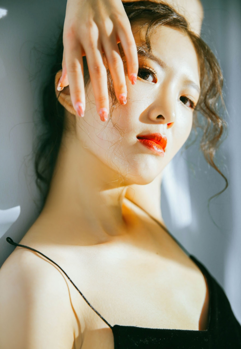 阳光下的性感少女香肩美背私拍