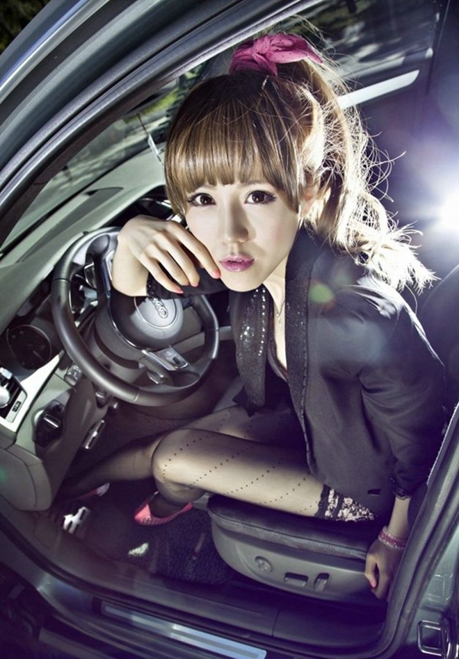 低胸短裙美女车模黑丝美腿套图