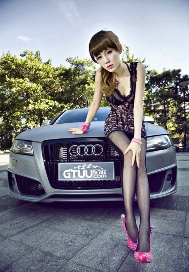 低胸短裙美女车模黑丝美腿套图