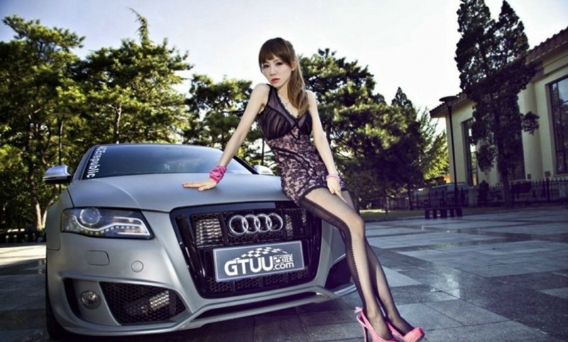 低胸短裙美女车模黑丝美腿套图