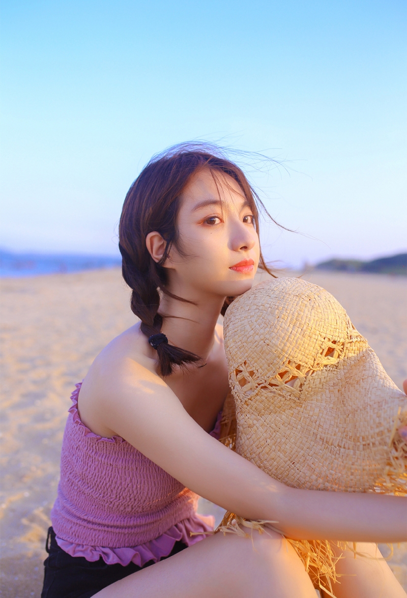 俏皮可爱麻花辫美少女海边写真