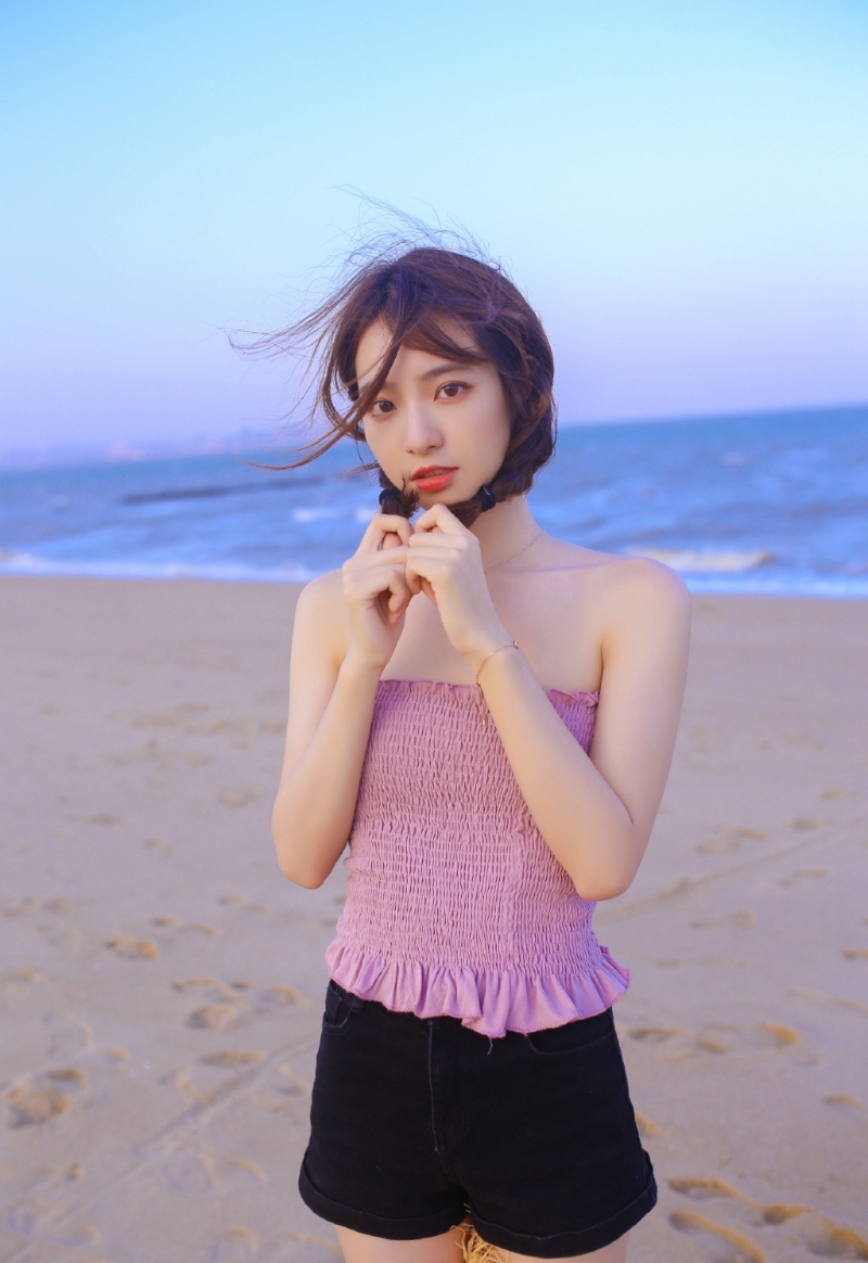 俏皮可爱麻花辫美少女海边写真