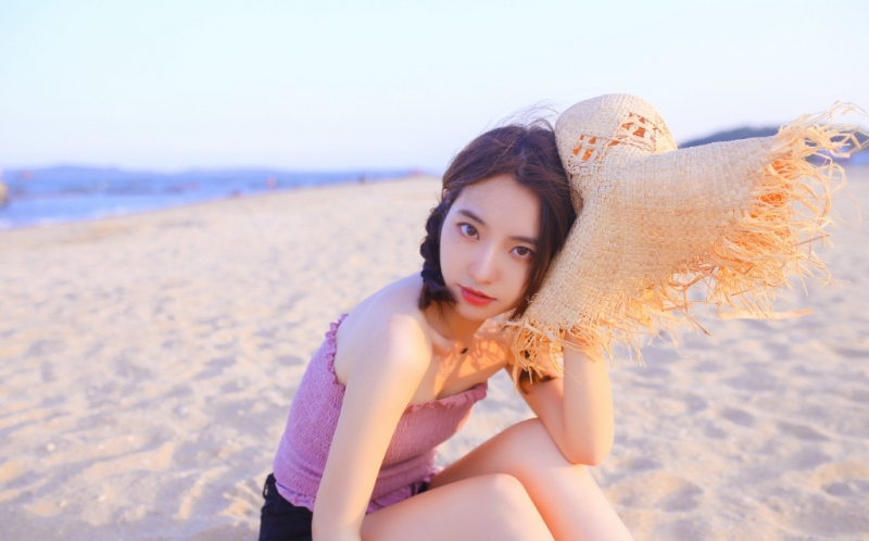 俏皮可爱麻花辫美少女海边写真