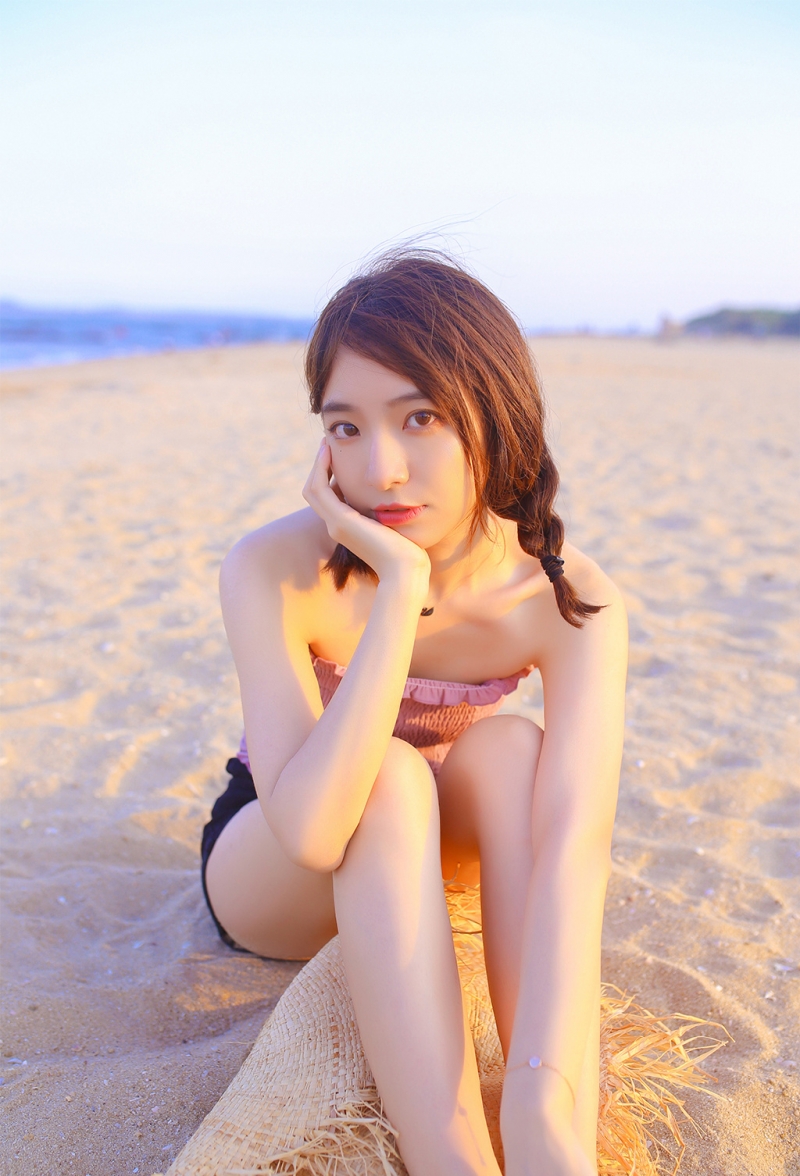 俏皮可爱麻花辫美少女海边写真