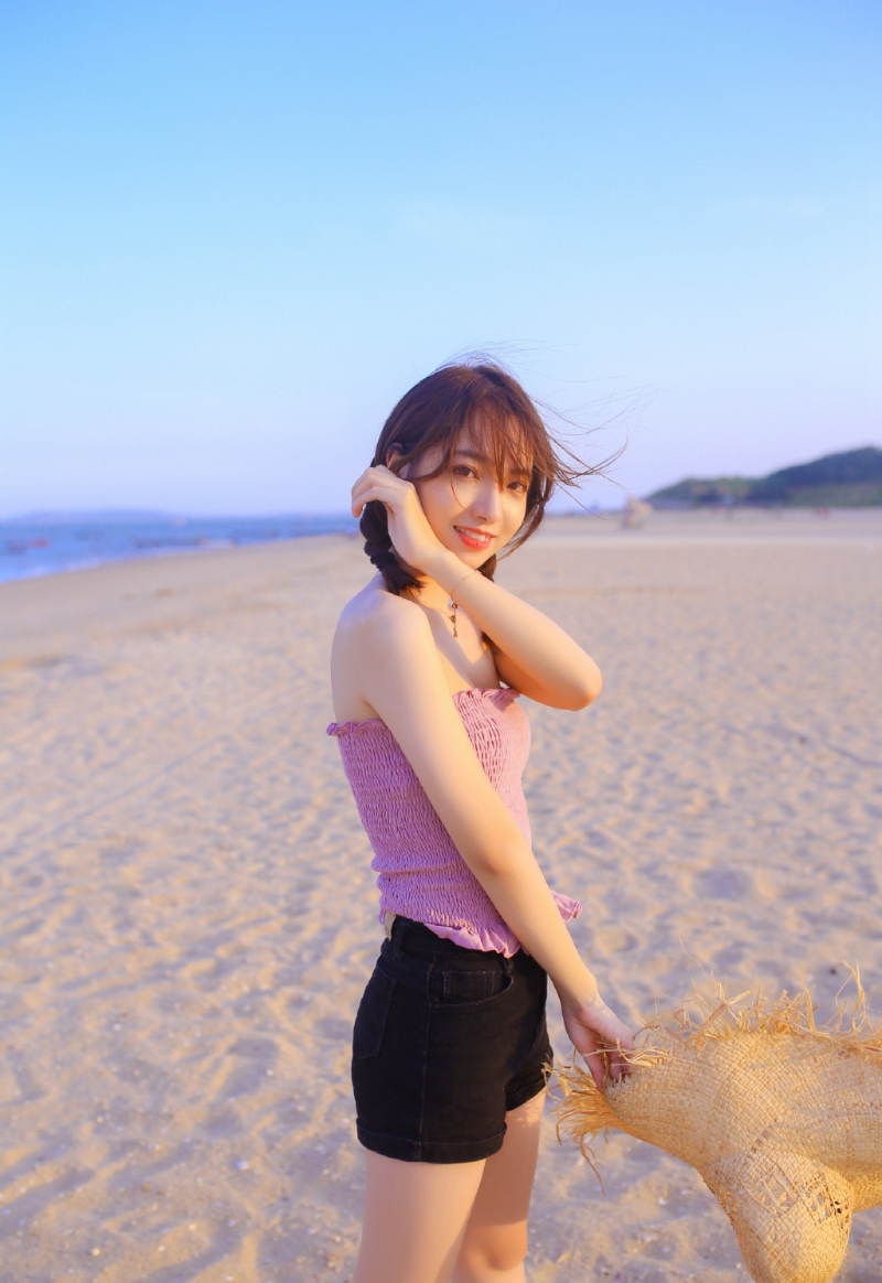 俏皮可爱麻花辫美少女海边写真