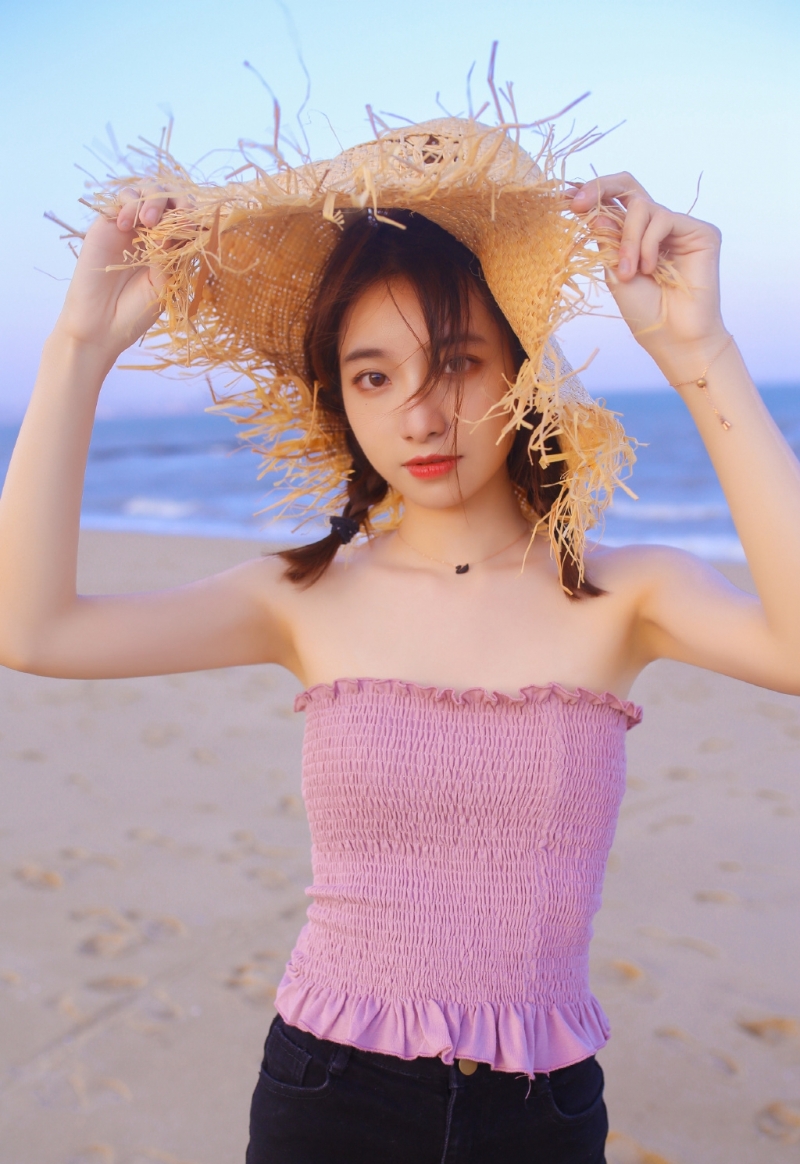 俏皮可爱麻花辫美少女海边写真
