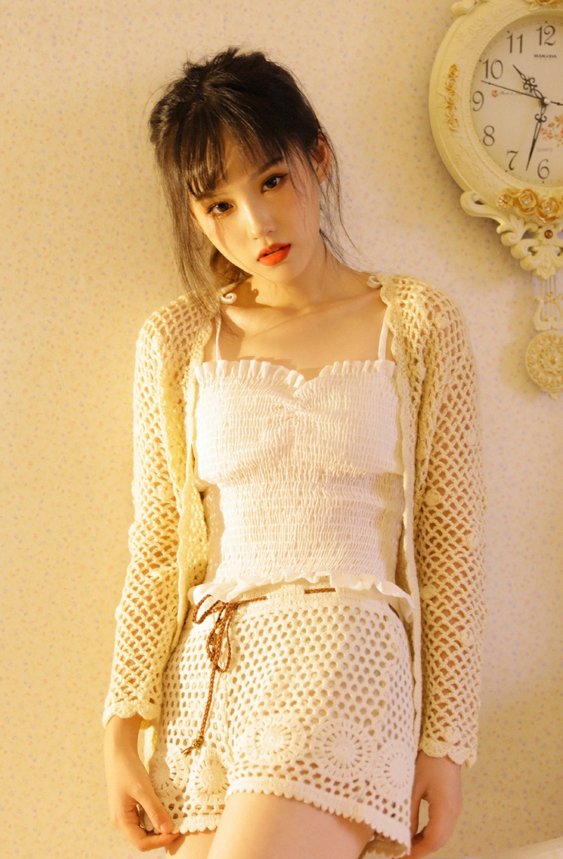 娃娃脸小女生红唇雪肤私房写真