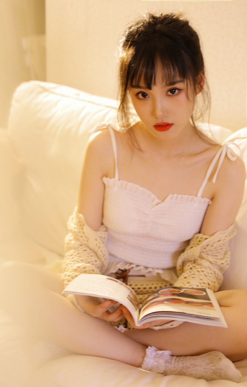 娃娃脸小女生红唇雪肤私房写真