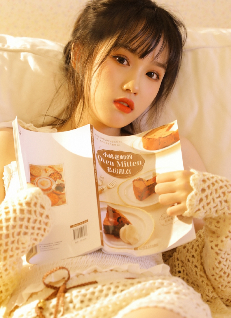 娃娃脸小女生红唇雪肤私房写真