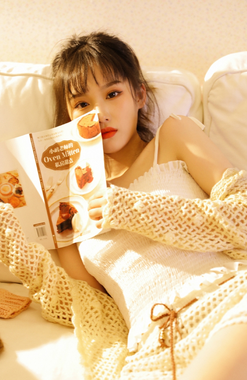 娃娃脸小女生红唇雪肤私房写真