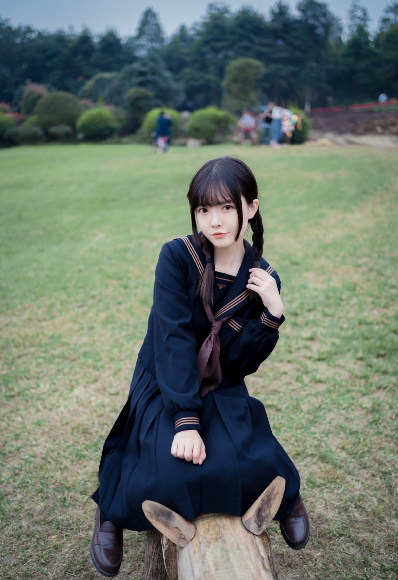 JK制服学生妹黑丝美腿户外写真