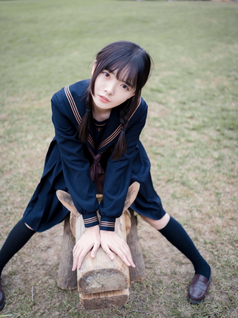 JK制服学生妹黑丝美腿户外写真