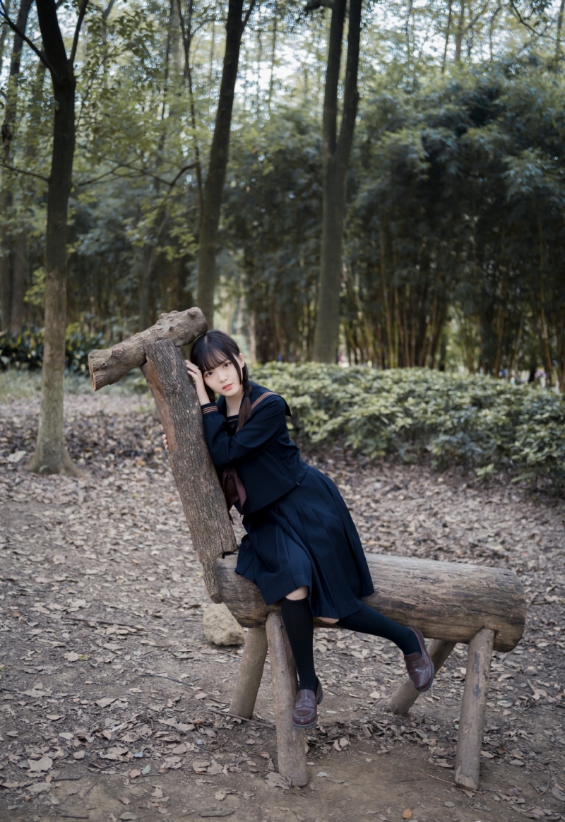 JK制服学生妹黑丝美腿户外写真