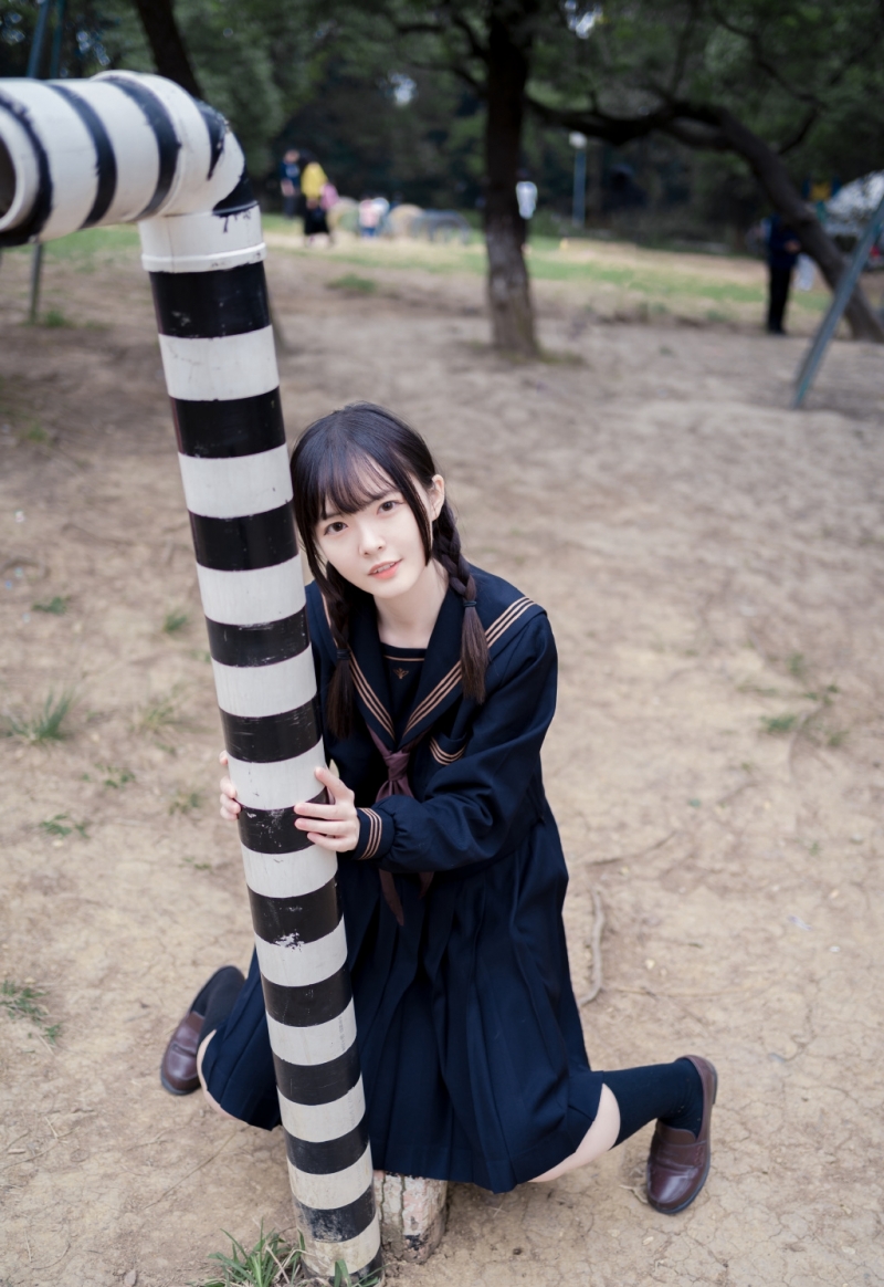JK制服学生妹黑丝美腿户外写真