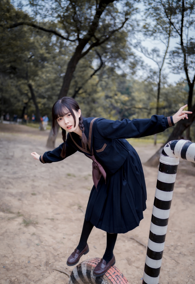 JK制服学生妹黑丝美腿户外写真