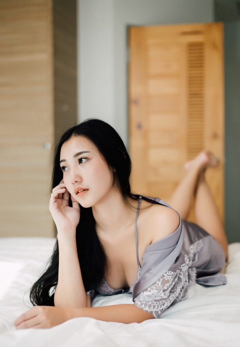 床上美女低胸睡裙傲人上围私拍