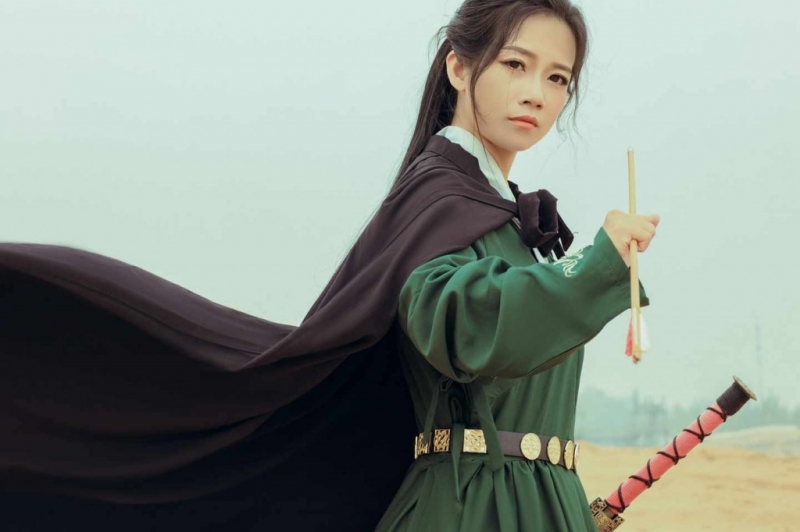 古代侠女骑马射箭英姿飒爽图片