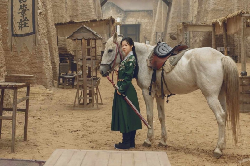 古代侠女骑马射箭英姿飒爽图片