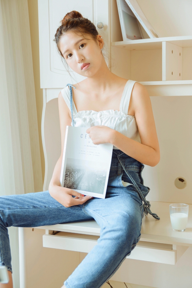 牛仔背带裤美女吊带香肩私房照