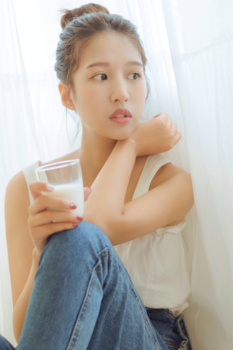 牛仔背带裤美女吊带香肩私房照